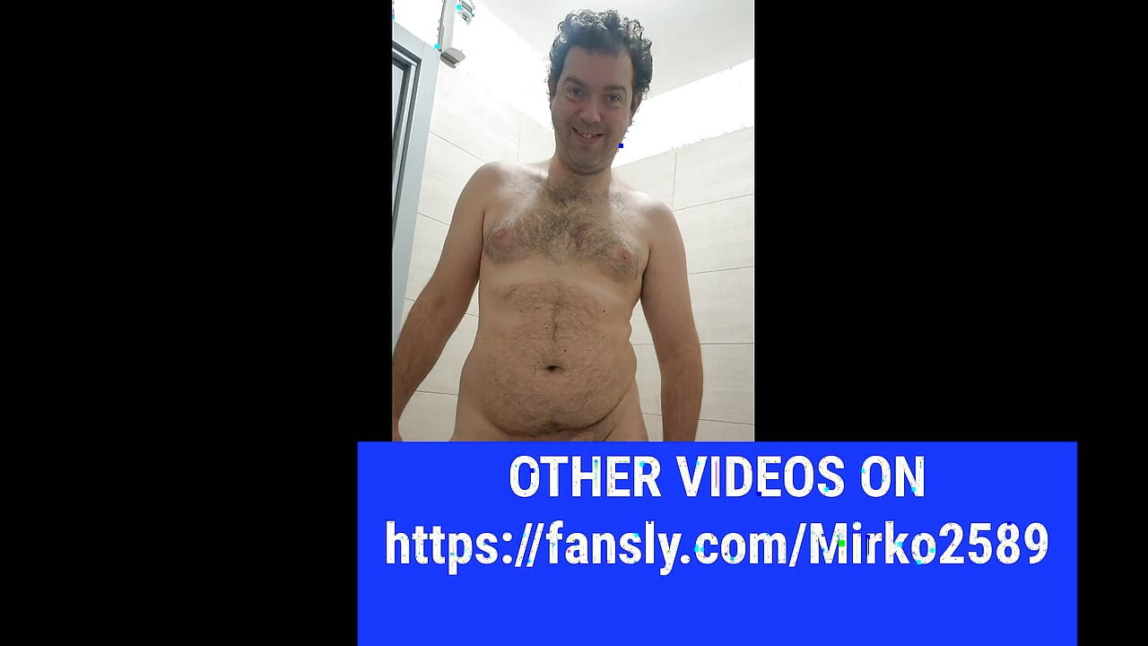 在公共浴室完全裸体