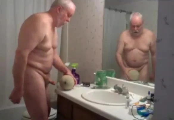 Nonno orso scopa un melone cantalupo in bagno perverso!