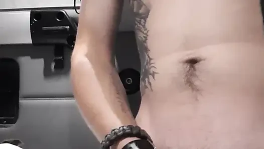 Dövmeli adam senin için mastürbasyon yapıyor.