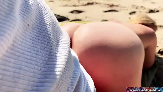 Stiefmutter im Urlaub verführt Stiefsohn am Strand (POV)