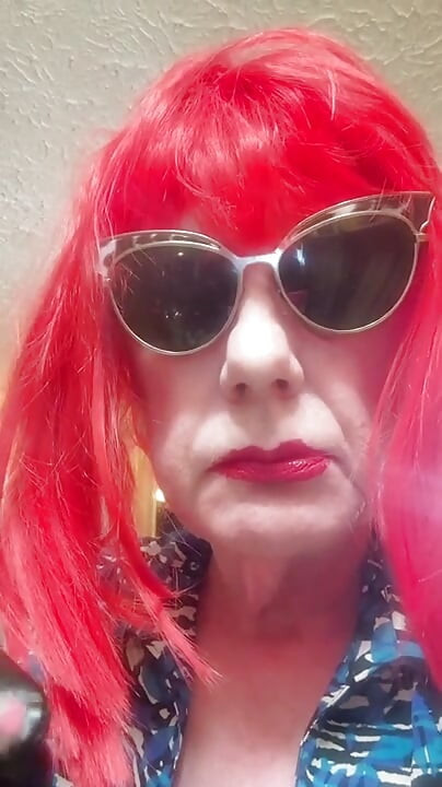 SMOKING VS120 MENTHOLS IN THE BATHROOM - PINK WIG, BLACK GLOVES