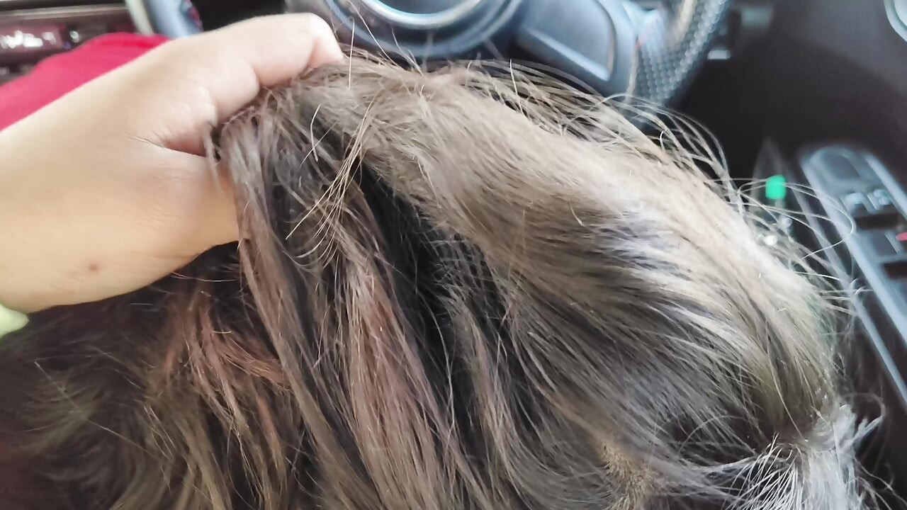 Kız arkadaş erkek arkadaşına arabada sakso çekiyor