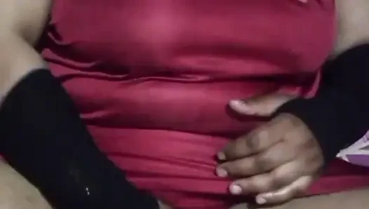 Gün içi savita bhvi şişe amına su kabağı sokuyor. Amcığı yırtıldı ve parlak kızardı ve tüm meyve suları fışkıran oldu.