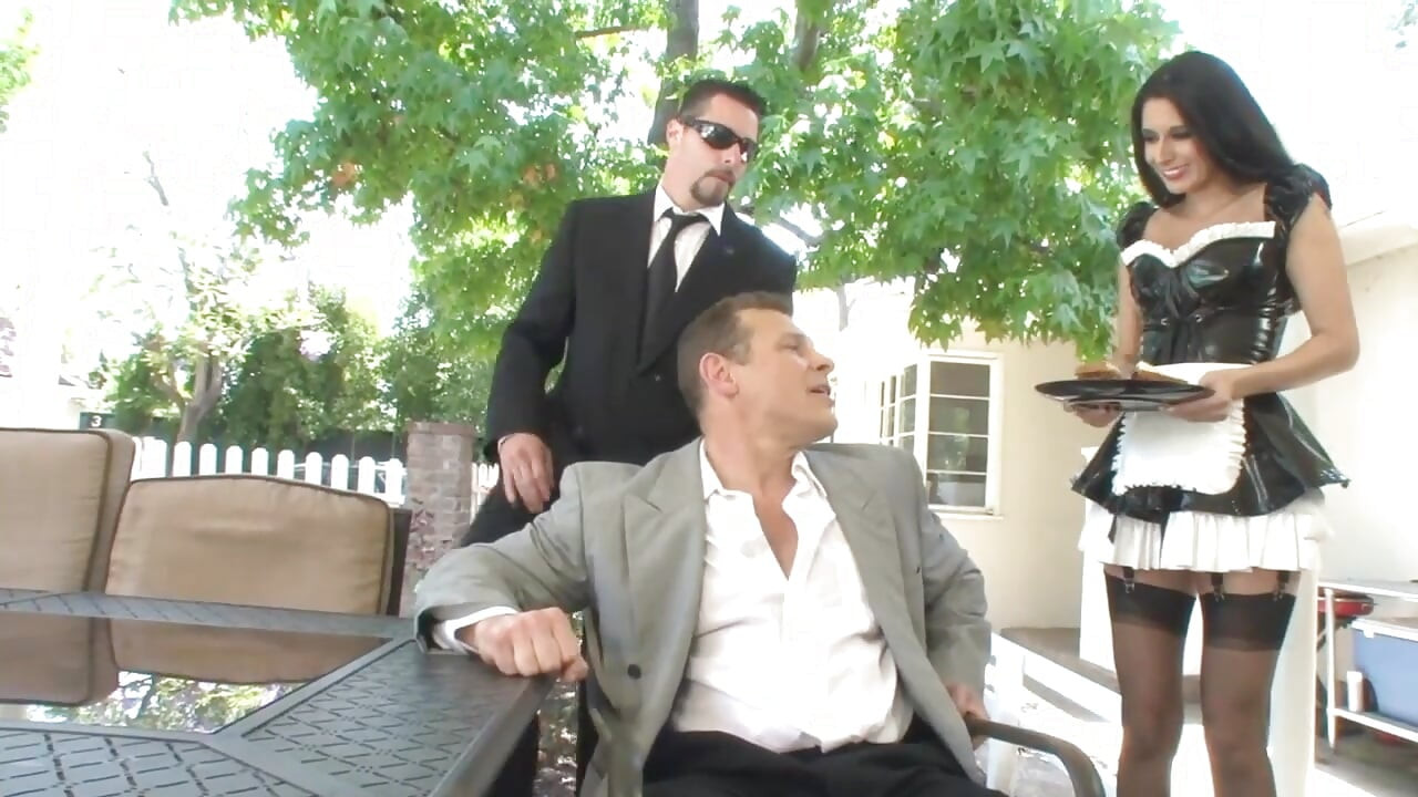 Αλαζόνας πελάτης γαμάει μια σέξι υπηρέτρια στο τραπέζι