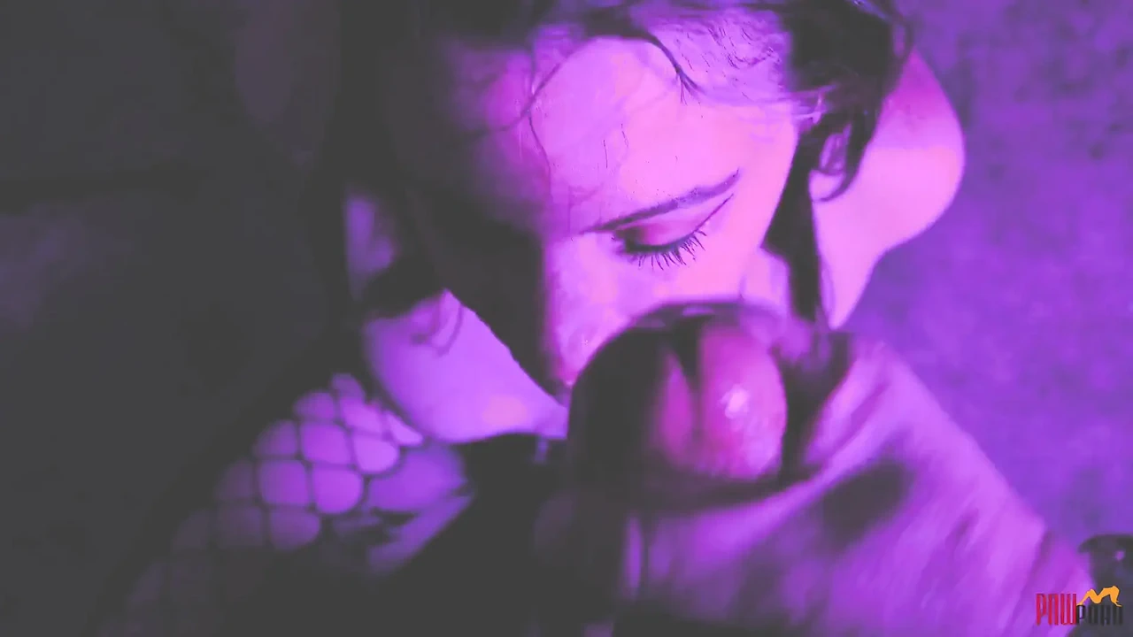 Gefangene schlampe gedrängt, um sich zu strippen und entführer zu lutschen