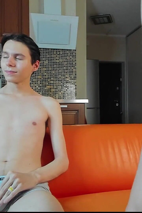 私は彼のパンティーを下ろし、友人のペニスをしゃぶる