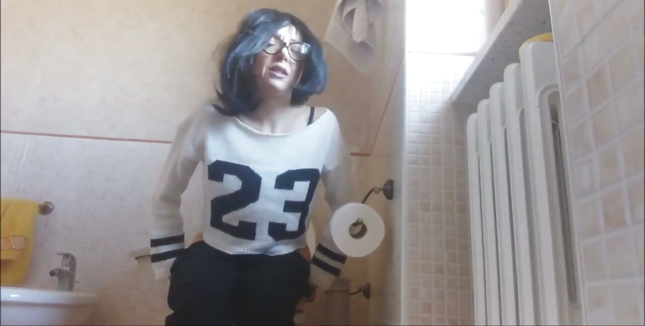 The Cherleader Loves to Provoke Your Erection with Her Pee