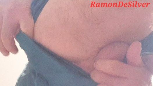 Meester Ramon wast zijn hete kont in een sexy groene satijnen korte broek