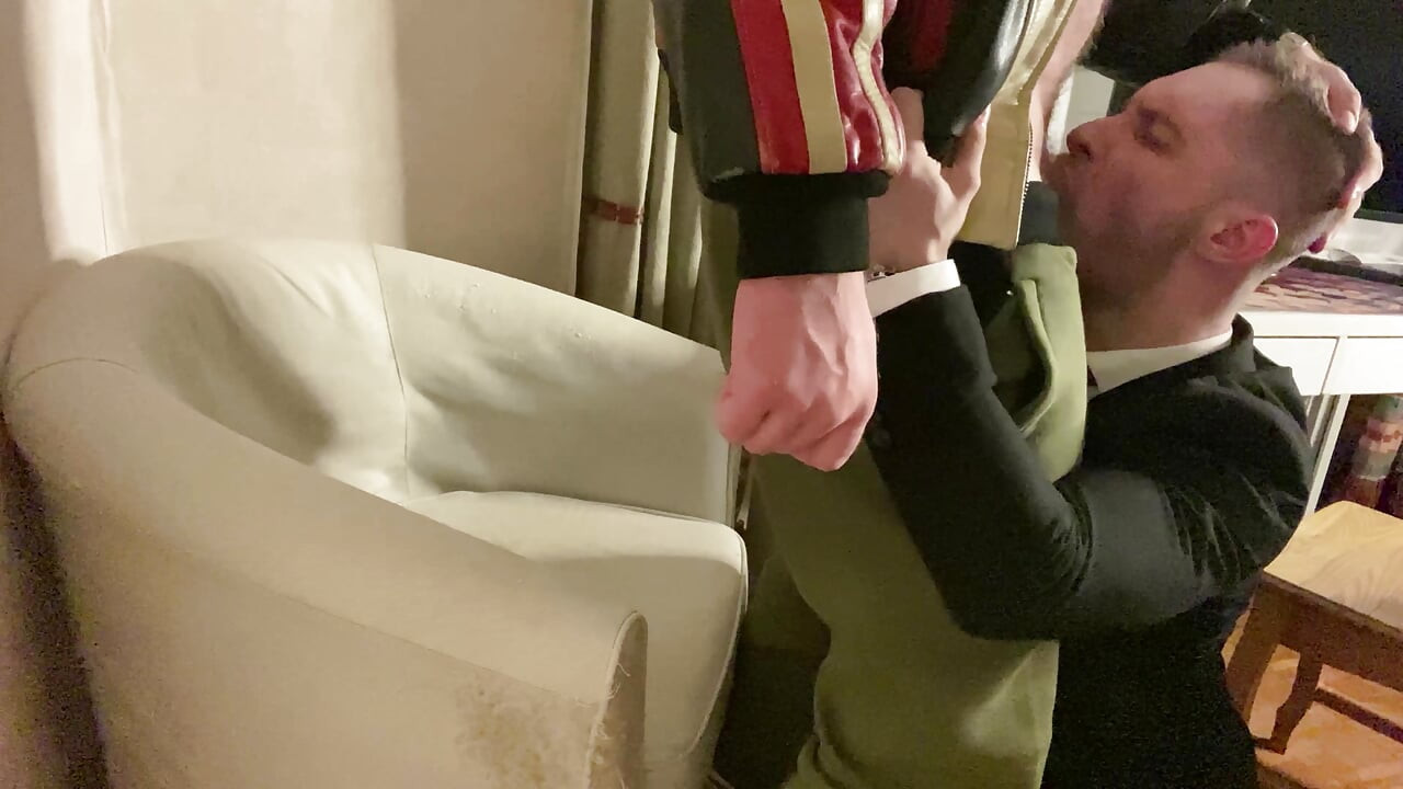 パート 1.スーツを着たキンキーシリウスは、口と革のジャケットを着たクマで思いっきり運動します