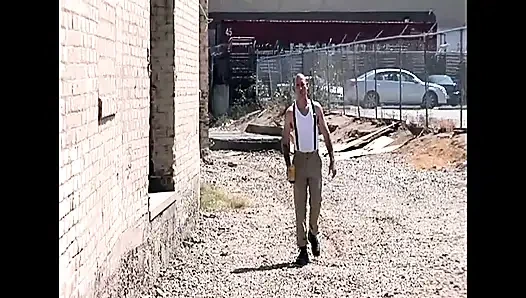 Тяжелый жесткий трах в задницу для шлюховатой крошечной блондинки