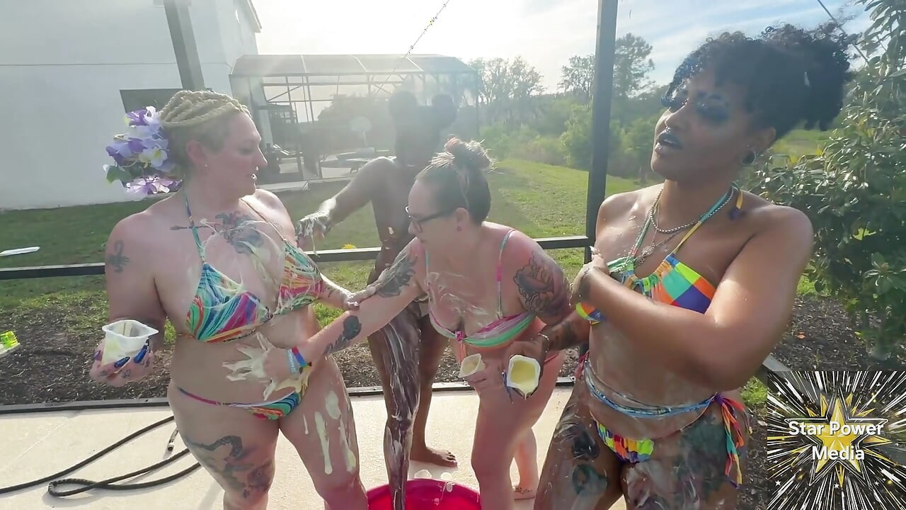 Jeu de custard crémeux : Savanna, Giana, Bleu et Livie s’enfilent