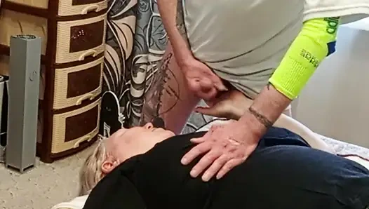 Дрочу мой хуй, чтобы кончить на мою мачеху