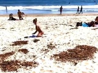 ब्रिटनी स्पीयर्स समुद्र तट पर वार्मअप करती हुई