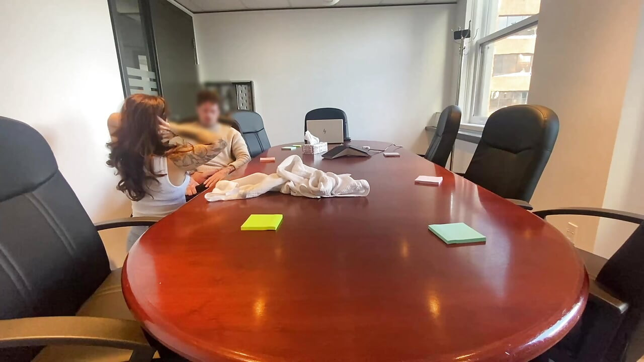 Ofis sürtüğüyle sikişirken yakalanıyorum ve kovulıyorum