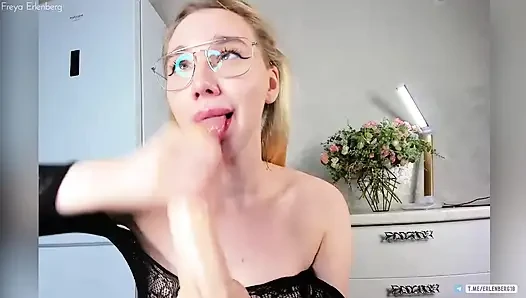 ЧУВСТВЕННЫЙ МИНЕТ ОТ ШВЕЙЦАРСКОЙ КРОШКИ С ГЛАДКОЙ ЗАДНИЦЕЙ - Freya Erlenberg