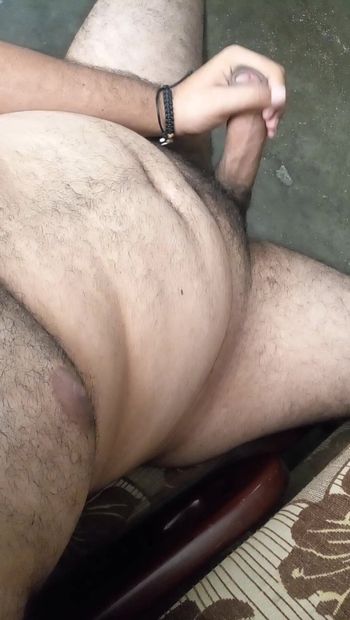 मोटा आदमी अपने लंड के साथ खेलता है