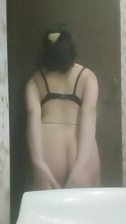 Ar vrea cineva să-mi guste sânii