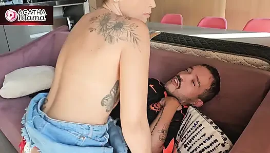 Ben, Agatha Mama, kısa etekli temizlikçi kadın, sapık bir tekerlekli sandalye kullanıcısıyla çılgın bir seks oluyorum!