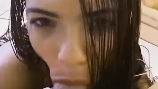 Bella принимает это глубоко в ее тугую задницу