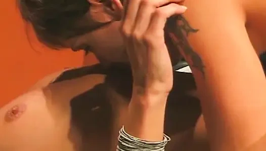 Зрелые брюнетки пожирают мокрые киски в экстатических оргазмах