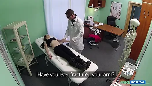 Doktor güzel hastaların amını muayene ediyor ve dölleme reçete ediyor