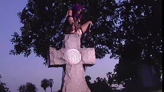 Chicas góticas follan en el cementerio