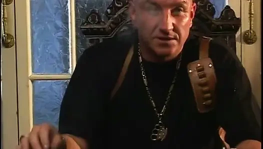 Sexy blonde schlampe bekommt alle ihre löcher hart auf dem tisch gefickt