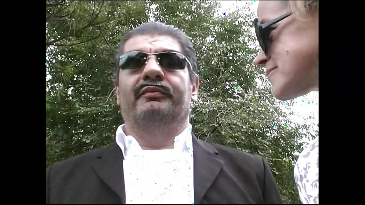 Seks kumpulan luar dengan hamba perempuan jalang menghisap zakar besar dan menjilat pepek panas