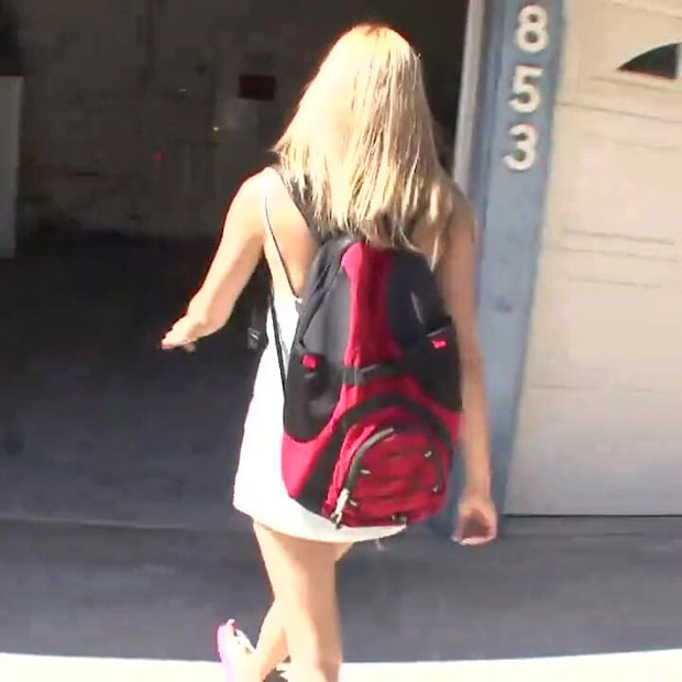 Lijepa plavuša kučka uživa u stvarno sjajnom kurcu!!