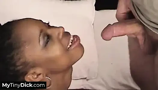 Çarpıcı bir zenci bebek yatakta tek başına mastürbasyon yapıyor