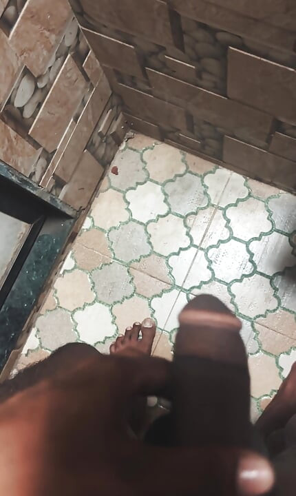 Video dhekke hila je pani nikala