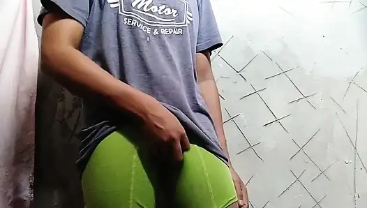 Alan Tokers masturbiert in seinem bad