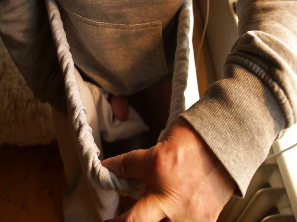 throug the hole in my baggy sweats I can cum