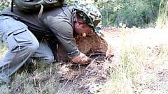 Ranger neukt mooie milf met grote tepels in het bos