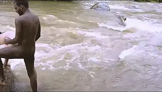 Sauteli dadi ko bich Nadi me choda pote ne