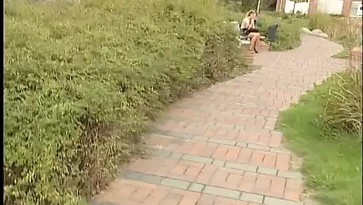 Cewek imut rambut pirang nyepong kontol ngaceng di luar ruangan