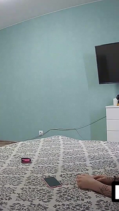 ЛУУВ. Две момичета превръщат почистването на стаята в грациозен истински аматьорски филм в униформи на камериерка | Клип 3