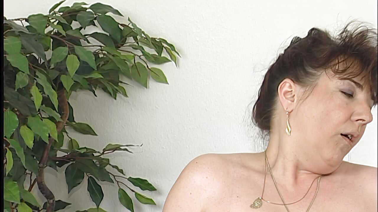 Azgın orta yaşlı seksi kadın vahşi ofiste sarışın delikanlıya biniyor