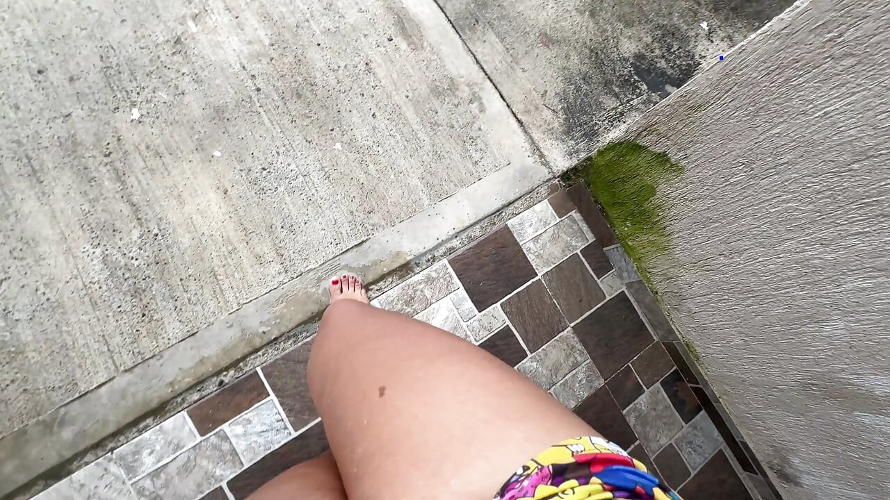 Potpuno sam opsednut masturbiranjem ispred svojih novih komšija.