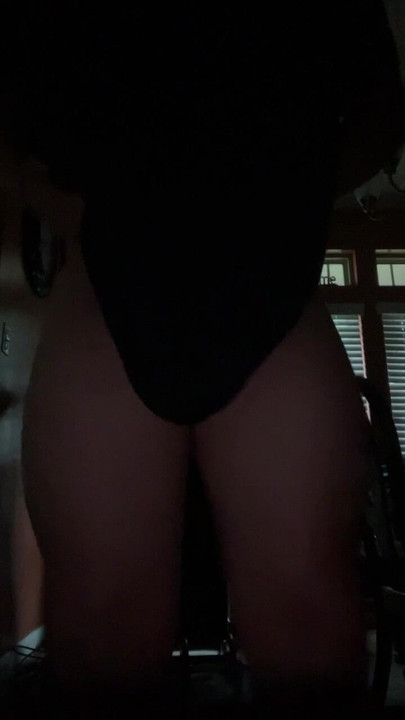 拉丁男孩扔了一些大腿