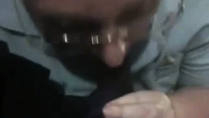 o dışarı tükürür