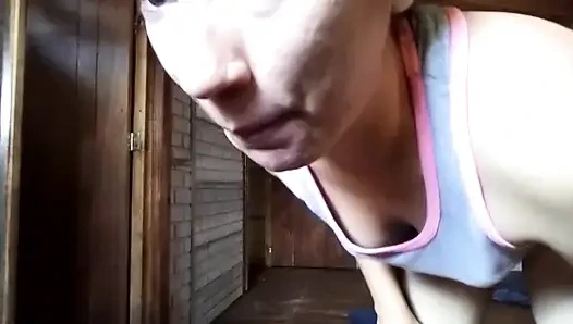 Terk edilmiş evde işçilerle sikişiyorum