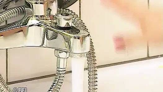 Lipstick pussies - Sonja in the bathroom