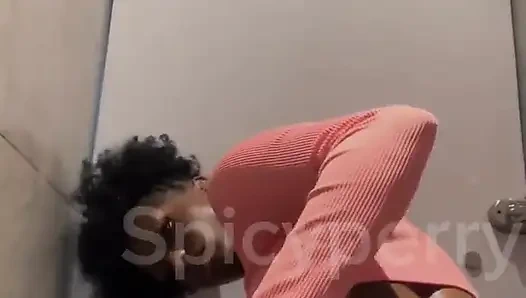 Heißes ebenholz-teen pinkelt in einer öffentlichen toilette