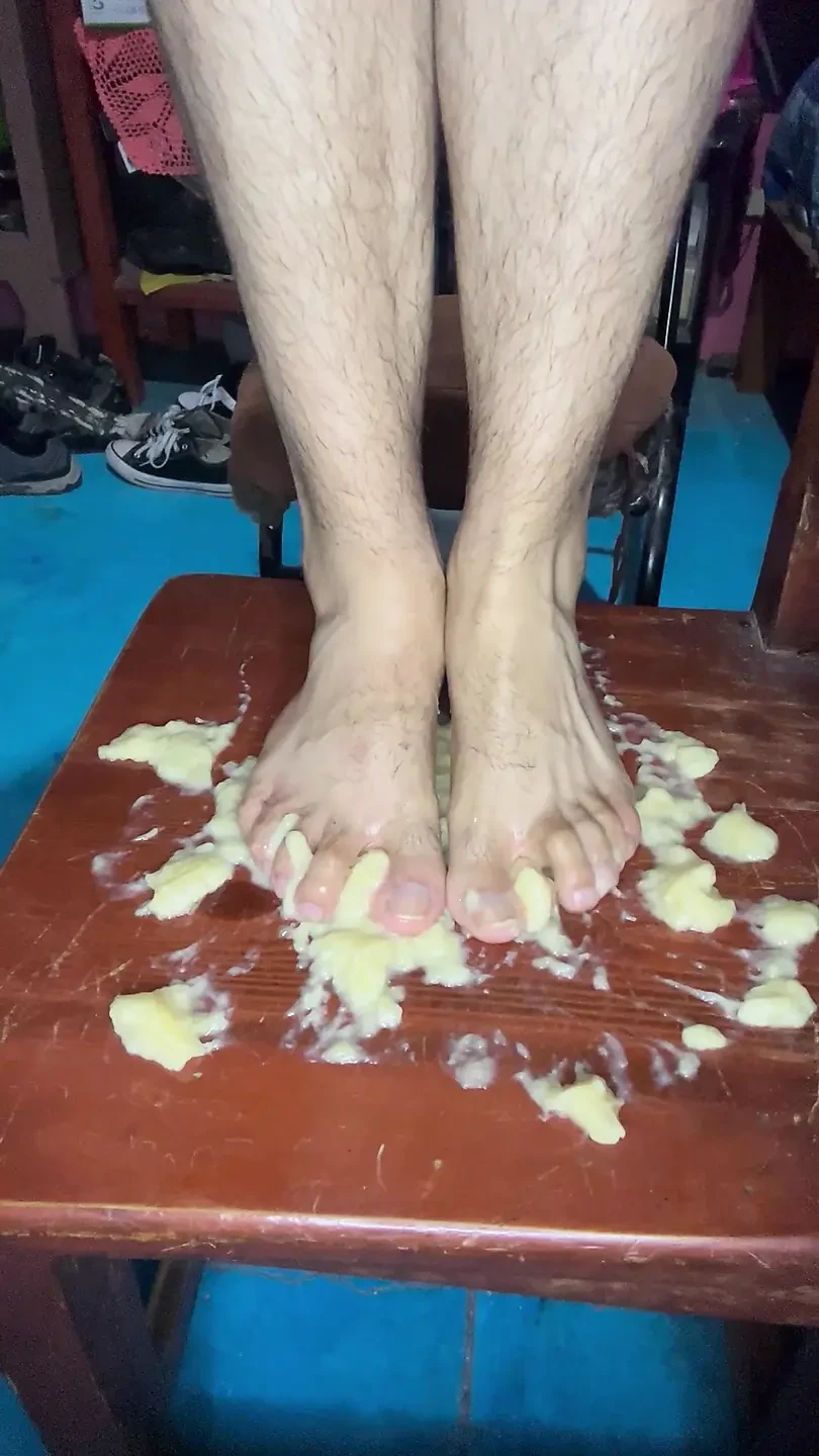 Esmagando uma banana com os pés