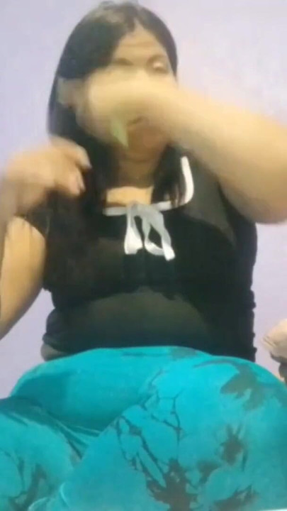Momen penting dari "saudara tiriku suka melihat pantat besarku ketika aku ganti baju untuk pergi ke gym"
