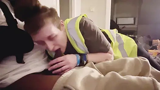 Lesbian pejantan memutuskan untuk mencoba kontol untuk pertama kalinya dan meniduri rekan kerjanya