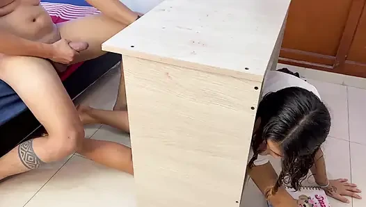 Während meine stiefschwester das zimmer meiner stiefväter organisiert, nutze ich es und nehme es