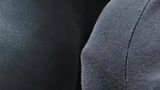 Fremder mit riesiger erektion, ejakulat im u-bahn-zug auf zufälligen strumpfhosen des mädchens