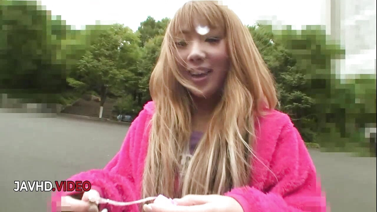 Frumusețea asiatică obraznică Saki Oshiro seduce pula în baie, apoi călărește pula ca o nebună